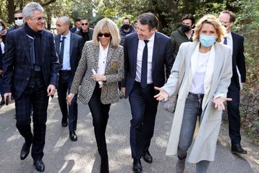 Brigitte Macron vendredi à Nice aux côtés de  Bernard Gonzalez, préfet des Alpes-Maritimes (à gauche), du maire de la ville Christian Estrosi et de son épouse Laura Tenoudji.