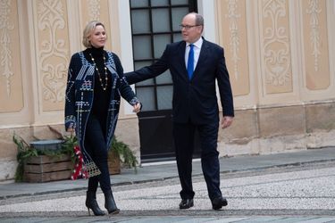 La princesse Charlène et le prince Albert II de Monaco dans la cour du Palais princier de Monaco, le 18 décembre 2019 