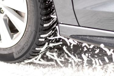 "Au contact imprévu avec une plaque de verglas quatre pneus adaptés seront beaucoup plus sûrs qu’une paire de chaînes rangée dans le coffre."