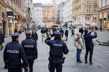 Des agents de police autrichiens dans la rue après le confinement imposé aux non-vaccinés, qui touchera bientôt toute la population.