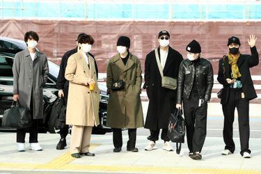 Les sept membre de BTS, à l'aéroport de Séoul. 