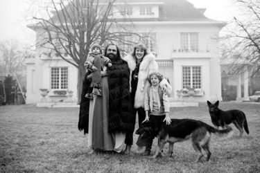 «Demis Roussos dans sa résidence de Maisons-Laffitte, avec son épouse et son impresario, la belle Dominique, leurs deux enfants Alexandre et Cyril, et leurs deux chiens.» - Paris Match n°1443, 21 janvier 1977. 