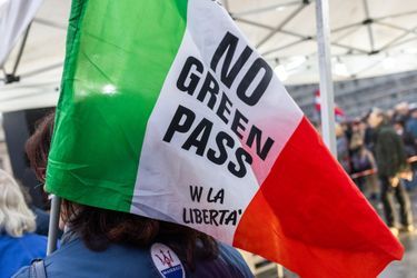Ici une manifestation à Turin samedi 30 octobre contre le pass sanitaire, appelé "Green pass "en Italie. 