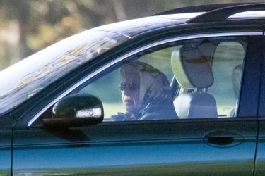La reine Elizabeth II, ici le 1er novembre au volant de sa Jaguar verte.