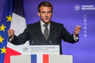 Emmanuel Macron a reçu les 264 lauréats de la commande publique de 30 millions d'euros baptisée "Mondes Nouveaux". 