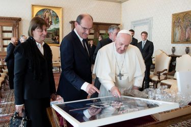 Le 18 octobre au Vatican. Le pape François devant le maillot de Messi, offert par Jean et Sandra Castex.