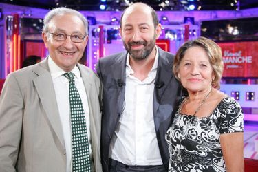 Kad Merad entouré de ses parents Rémy et Janine lors de l'enregistrement de l'émission "Vivement dimanche" en 2008