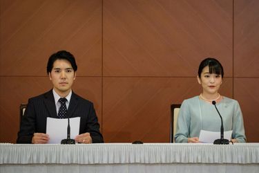 L’ex-princesse Mako du Japon et son mari Kei Komuro lors de la conférence de presse suivant leur mariage à Tokyo, le 26 octobre 2021