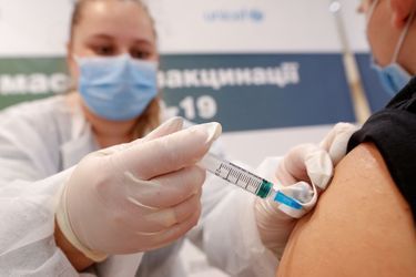 Une personne se fait vacciner en Ukraine le 27 octobre 2021