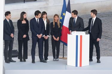Stella Belmondo (au centre) entourée de ses neveux aux obsèques de son père Jean-Paul Belmondo en septembre 2021