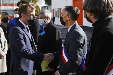 Le maire d'extrême droite de Béziers Robert Ménard salut Emmanuel Macron, en visite dans sa ville mardi. 