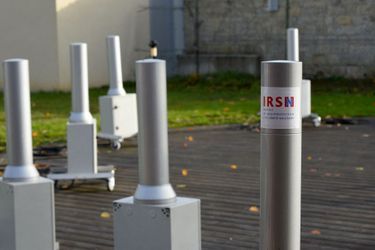 Des balises Téléray pour la surveillance radiologique sont testées sur le site de l'Institut de radioprotection et de sûreté nucléaire (IRSN) au Vesinet le 13 novembre 2019.