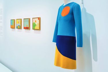 Robe d’inspiration pop art, automne-hiver 1966, près des toiles de la poétesse et peintre américano-libanaise Etel Adnan (2010). Centre Pompidou. 