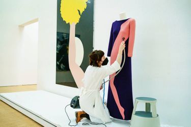 Sensuelle, la robe « Hommage à Tom Wesselmann », en jersey de laine, conçue pour la collection automne-hiver 1966. À côté, « The Moon », peinture laquée sur aluminium de Gary Hume. Centre Pompidou. 