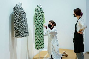 Installation d’une robe en crêpe de Chine de la collection 1969 et d’une pièce iconique, le caban : ici, celui de la collection printemps-été 1966. Toutes deux inspirées par « Le déjeuner sur l’herbe » d’Alain Jacquet, version pop art de la toile éponyme de Manet. Musée d’Art moderne de Paris. 