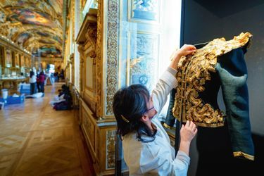 Dans la galerie d’Apollon au musée du Louvre. Une veste de gazar noir brodé d’or. Printemps-été 1980. 