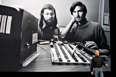 Dix-huit mois avant sa mort, Steve Jobs présente l&#039;iPad. Projetée sur l&#039;écran géant, ce 27 janvier 2010, une photo de ses débuts avec son compère Steve Wozniak, devant l&#039;Apple I.