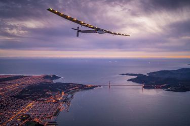 L&#039;avion solaire &quot;Solar Impulse 2&quot;, le 23 avril, il est au-dessus de San Francisco.