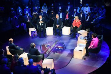 Les candidats à l’investiture LR, Xavier Bertrand, Valérie Pécresse, Michel Barnier, Eric Ciotti et Philippe Juvin, lors de leur premier débat. 