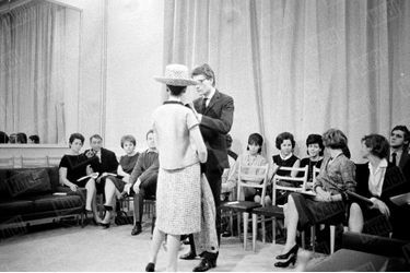 Nuit du 28 janvier 1962, rue Spontini, répétition générale et dernières retouches à la veille de la présentation de la première collection d&#039;Yves Saint Laurent. 