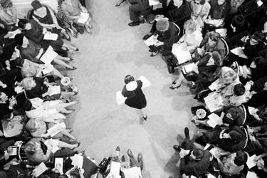 « Du haut de la loggia de Forain, où se trouvent maintenant les bureaux, le cercle terrible des juges : l’arène où se joue le sort de la maison Saint-Laurent. » - Paris Match n°670, 10 février 1962