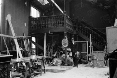 En décembre, le photographe Izis accompagne Saint Laurent pour sa première visite de l&#039;Hôtel particulier et l’atelier du peintre Jean-Louis Forain, au 30 bis de la rue Spontini dans le XVIème arrondissement, qui deviendra le siège de sa maison de couture ; jusqu’à son déménagement avenue Marceau en 1974.