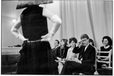 Nuit du 28 janvier 1962, rue Spontini, répétition générale et dernières retouches à la veille de la présentation de la première collection d'Yves Saint Laurent. 