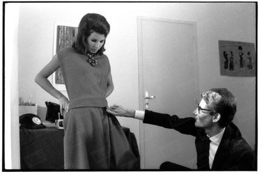 « Derrière cette mystérieuse carte de visite, la première robe de la collection. » - Paris Match n°652, 7 octobre 1961