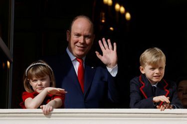 La princesse Gabriella et le prince Jacques avec leur père le prince Albert II de Monaco au balcon du Palais princier, le 27 janvier 2022