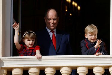 La princesse Gabriella et le prince Jacques avec leur père le prince Albert II de Monaco au balcon du Palais princier, le 27 janvier 2022