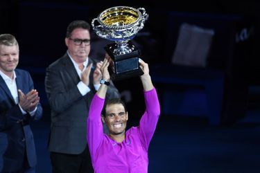 Rafael Nadal remporte l&#039;Open d&#039;Australie en 2022.