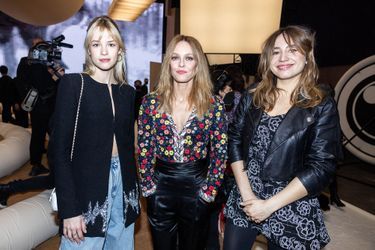 Angèle, Vanessa Paradis et Izïa Higelin au défilé Chanel Haute Couture à Paris le 25 janvier 2022