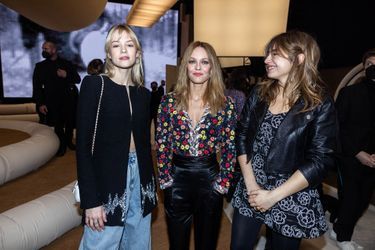 Angèle, Vanessa Paradis et Izïa Higelin au défilé Chanel Haute Couture à Paris le 25 janvier 2022