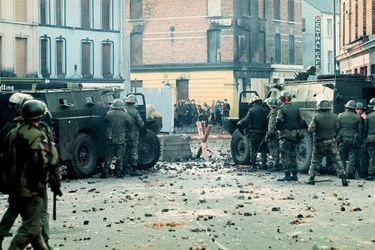 Le 30 janvier 1972, à Derry. Le face-à-face qui va virer au drame : d’un côté des barbelés, les manifestants catholiques. De l’autre, les parachutistes et les blindés britanniques.