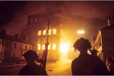 Belfast, août 1969: l’Irlande du Nord prend feu. Les manifestations des catholiques contre les discriminations dont ils souffrent se sont muées en émeutes.