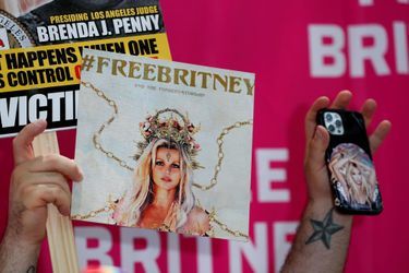 Une image de Britney Spears est tenue lors d&#039;un rassemblement pour la fin de sa tutelle, à Los Angeles. 