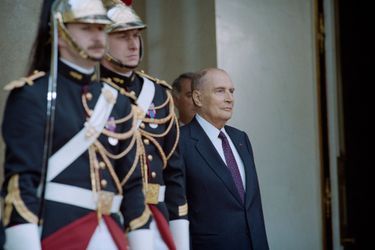 François Mitterrand le 17 mai 1995 à l'Elysée, lors de la passation de pouvoirs avec Jacques Chirac. 