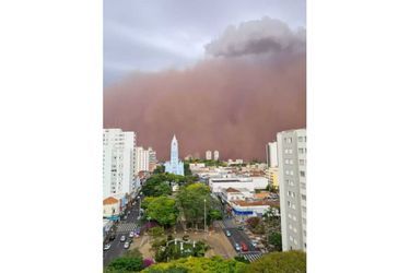 Un mur de sable se dressait devant les villes de Franca et Ribeirão Preto, au Brésil, le 26 septembre 2021.