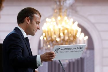 Emmanuel Macron lors d'une cérémonie d'hommage au palais de l'Elysée, en présence d'anciens harkis, de leurs descendants, de responsables d'associations et de personnalités le 20 septembre 2021.