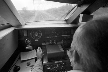 Le conducteur, M. Beffara, dans sa cabine aux commandes du TGV, lors d'essais de vitesse sur la plus longue ligne droite du réseau ferré français, entre Lamothe et Morcenx sur la ligne Bordeaux-Hendaye, en novembre 1977. 