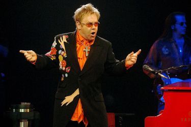 Elton John sur la scène du Caesars Palace à Las Vegas le 21 juin 2008 pour «The Red Piano». 