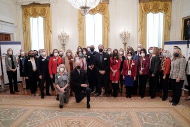 Jill Biden a participé à l'«Operation Gratitude» et aidé à remplir des colis pour les membres de la Garde nationale, à la Maison-Blanche, le 29 janvier 2022.