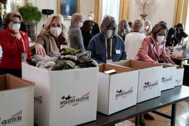 Jill Biden a participé à l'«Operation Gratitude» et aidé à remplir des colis pour les membres de la Garde nationale, à la Maison-Blanche, le 29 janvier 2022.