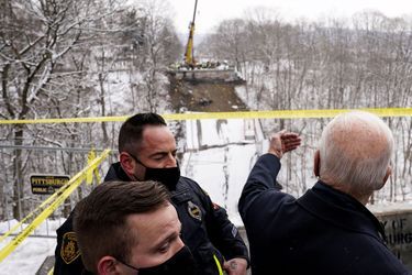 Joe Biden a constaté les dégâts de l&#039;effondrement d&#039;un pont à Pittsburgh, le 28 janvier 2022.