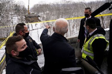 Joe Biden a constaté les dégâts de l&#039;effondrement d&#039;un pont à Pittsburgh, le 28 janvier 2022.