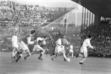 Raymond Kopa, ballon au pied, dans la tenue immaculée du Real Madrid, face au Stade de Reims, son ancien club, lors de la finale de la Coupe d’Europe. En juin 1959 à Stuttgart. En surimpression, le torero Antonio Ordonez, photographié quelques jours auparavant à Madrid. 