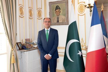 Muhammad Amjad Aziz Qazi dans son bureau à l’ambassade du Pakistan, le 10 septembre à Paris.
