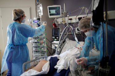 Un malade du Covid-19 en service de soins intensifs à l'hôpital de Melun-Senart, le 8 mars 2021.