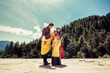 Portrait du roi et de la reine du Bhoutan avec leurs fils au temple Dechenphu à Thimphu, diffusé le 30 septembre 2021
