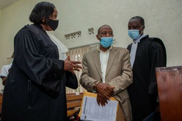 Paul Rusesabagin (au centre), le 14 septembre à Kigali. 